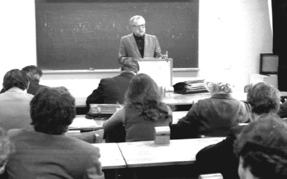 А.В.Адо читает лекцию на Факультете повышения квалификации преподавателей. 1984 г.